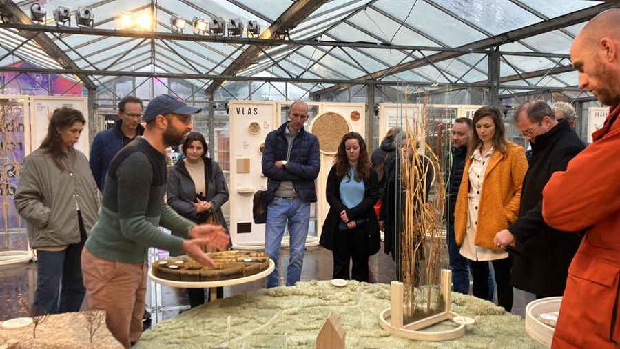Paviljoen op Dutch Design Week waar mensen kijken naar een expositie